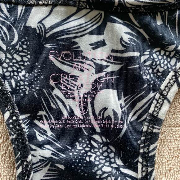 B/W VINTAGE FLORAL COMPRESSION CROP TANK - Picture 3 of 4